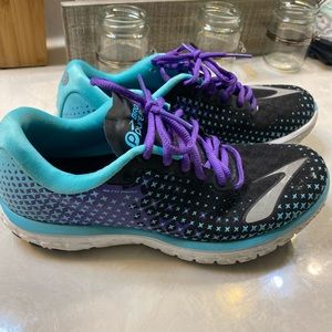 Women’s Brooks running tennis shoes